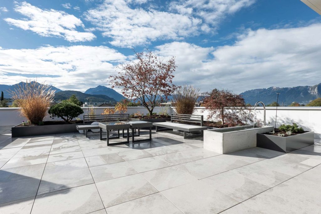 Moderne Dachterrasse mit Pflanzen und Möbeln