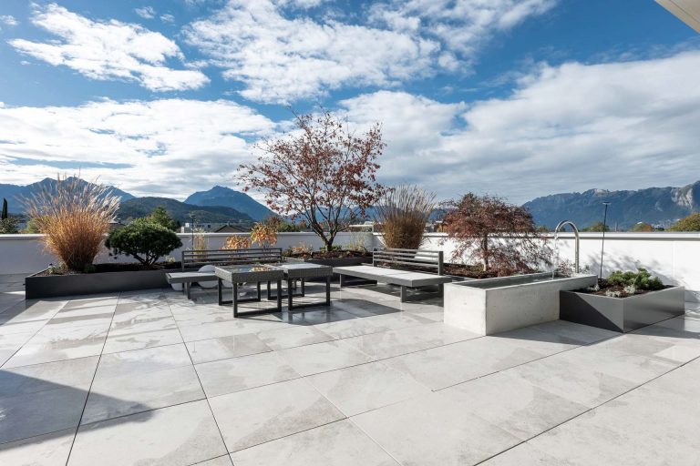 Moderne Dachterrasse mit Pflanzen und Möbeln