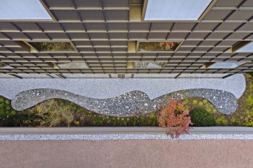 Garten mit Kies und Wasserlauf