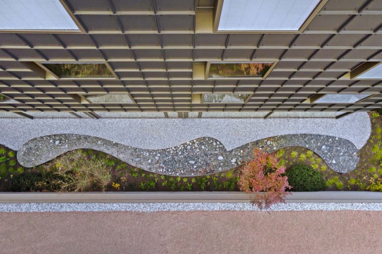 Garten mit Kies und Wasserlauf