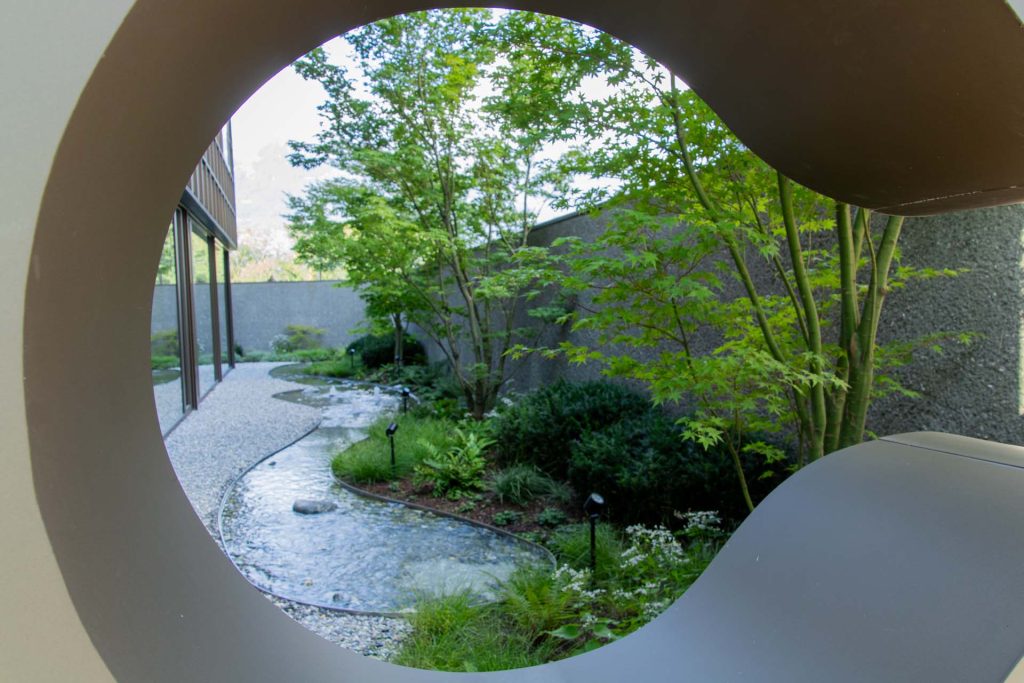 Ruhiger Innenhof mit Pflanzen und Wasserlauf